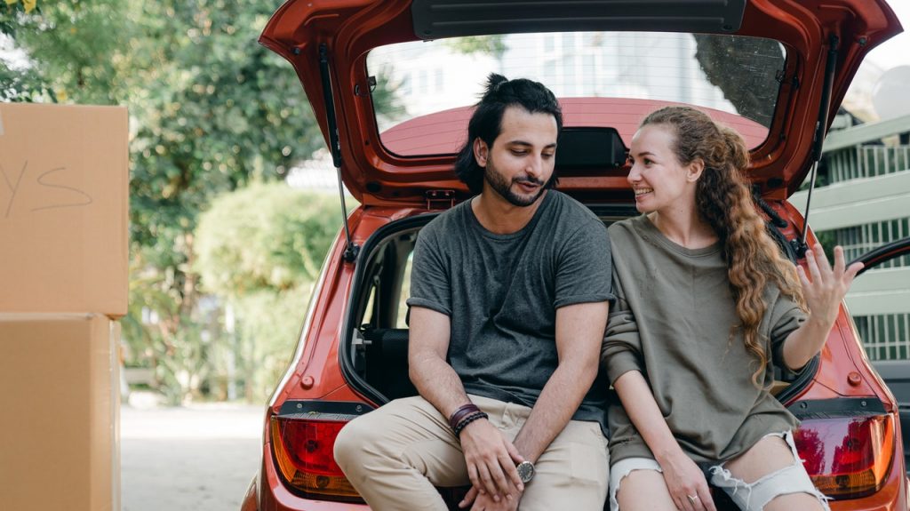 Couple sur un coffre de voiture