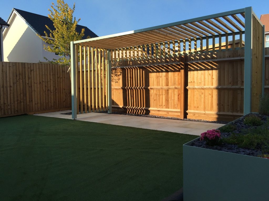 pergola en bois installée dans un jardin