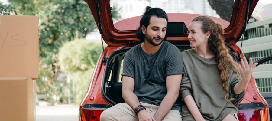 Couple sur un coffre de voiture