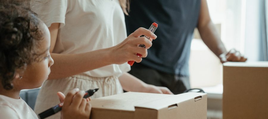 Locataires solvables qui emménagent dans leur nouvel appartement