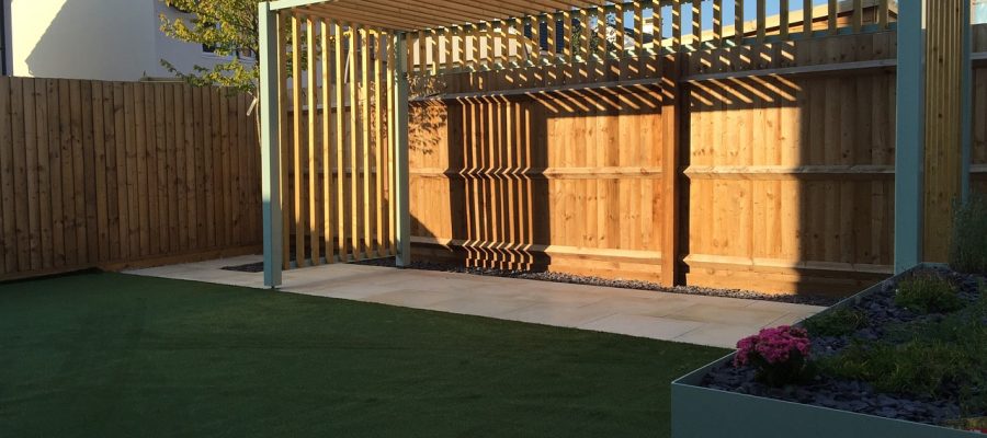 pergola en bois installée dans un jardin